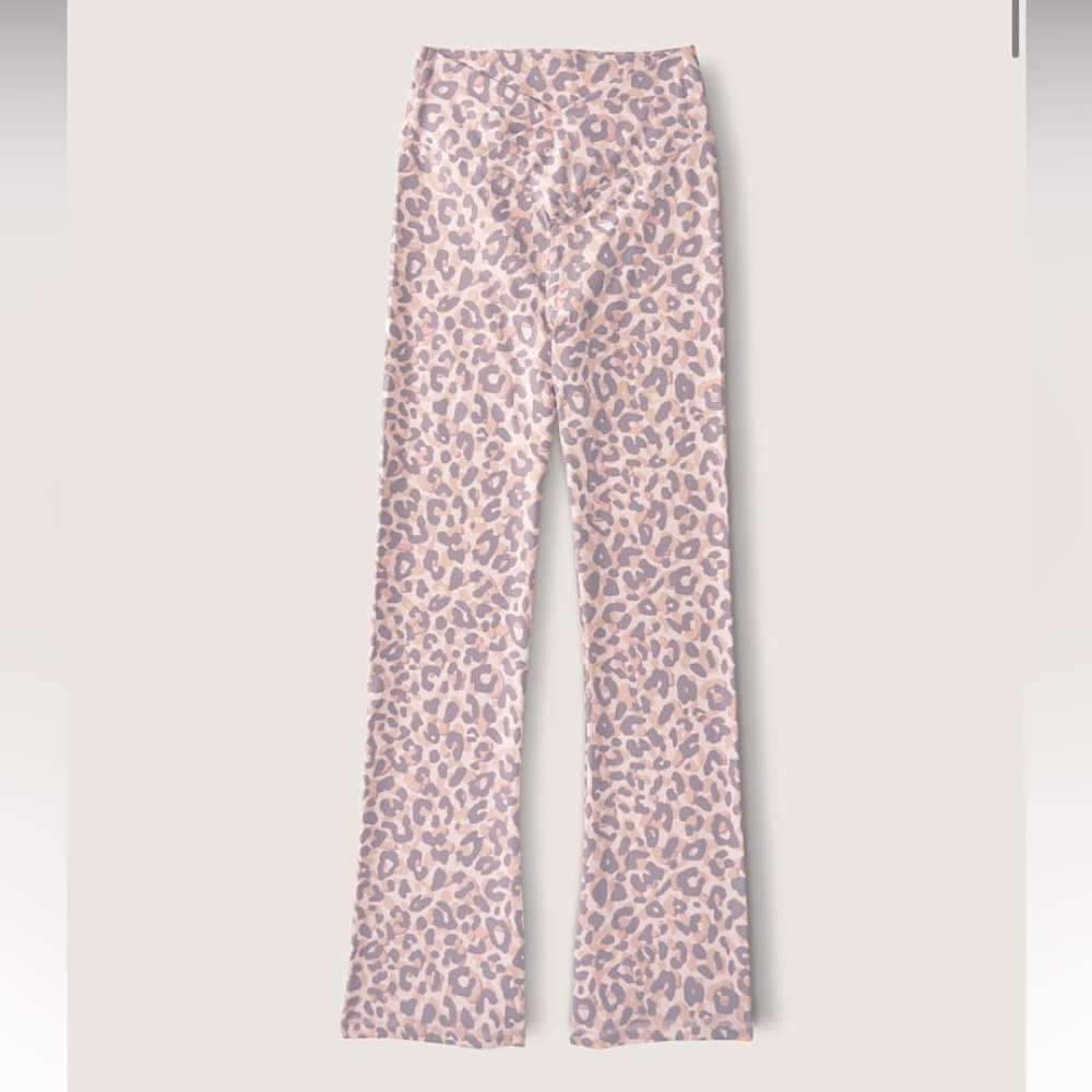 COPY - COPY - PINK Victorias Secret pink and gray flare yoga pants. Perfect con…